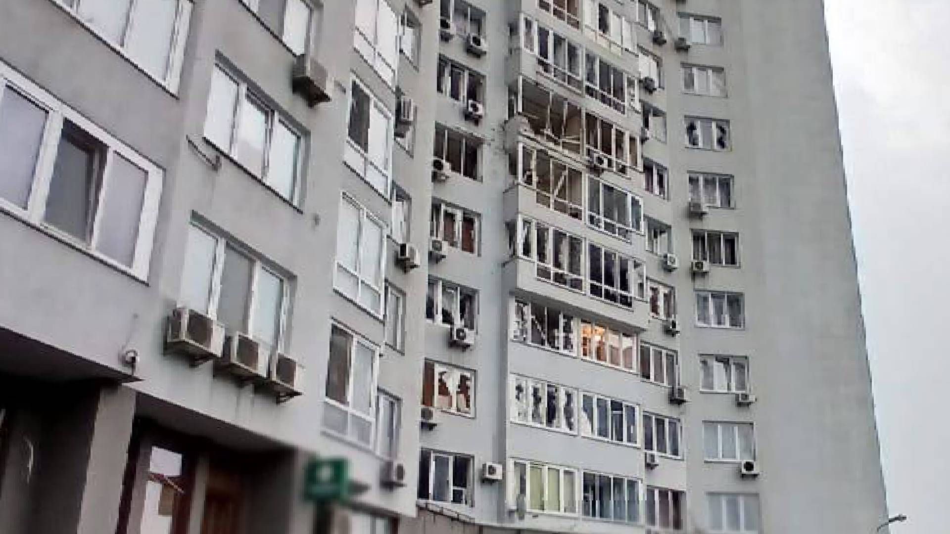 Жители поврежденной многоэтажки спасали раненого соседа Жители поврежденной многоэтажки спасали раненого соседа