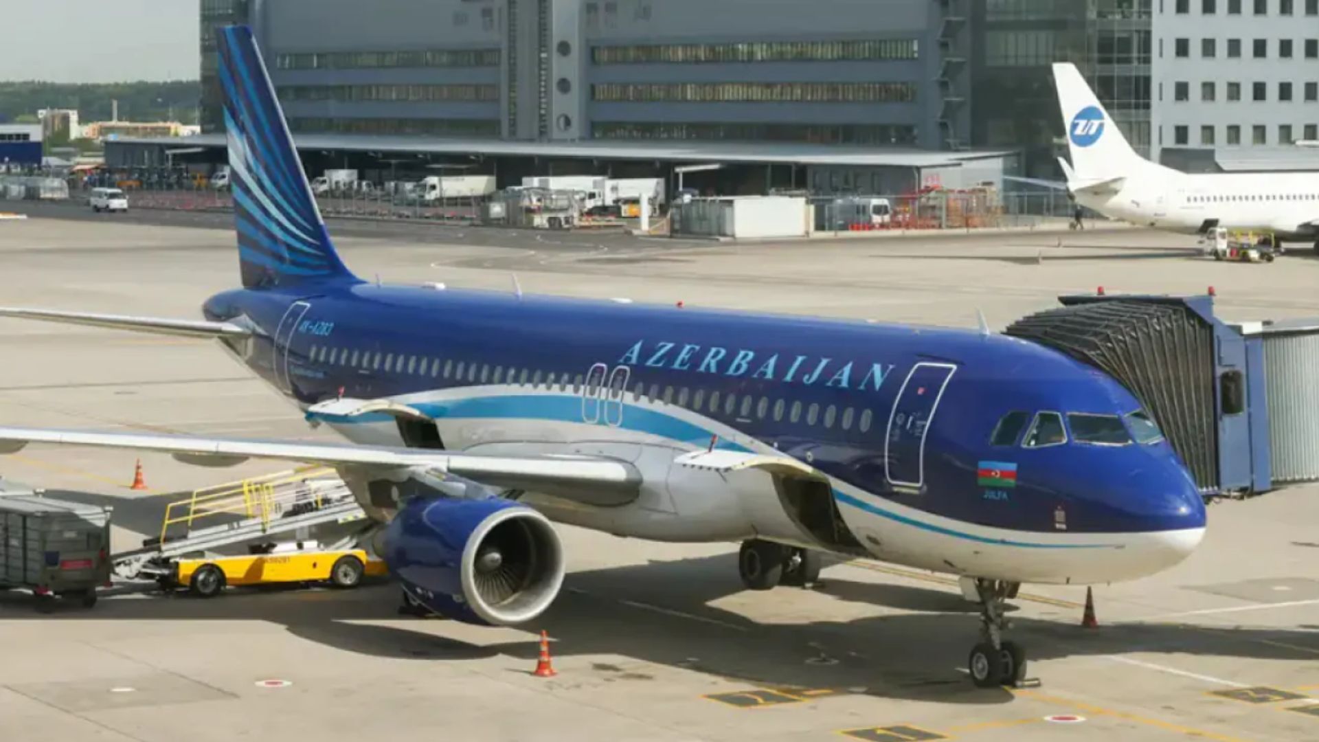 Самолет с пассажирами из России экстренно сел в Махачкале Самолет с пассажирами из России экстренно сел в Махачкале