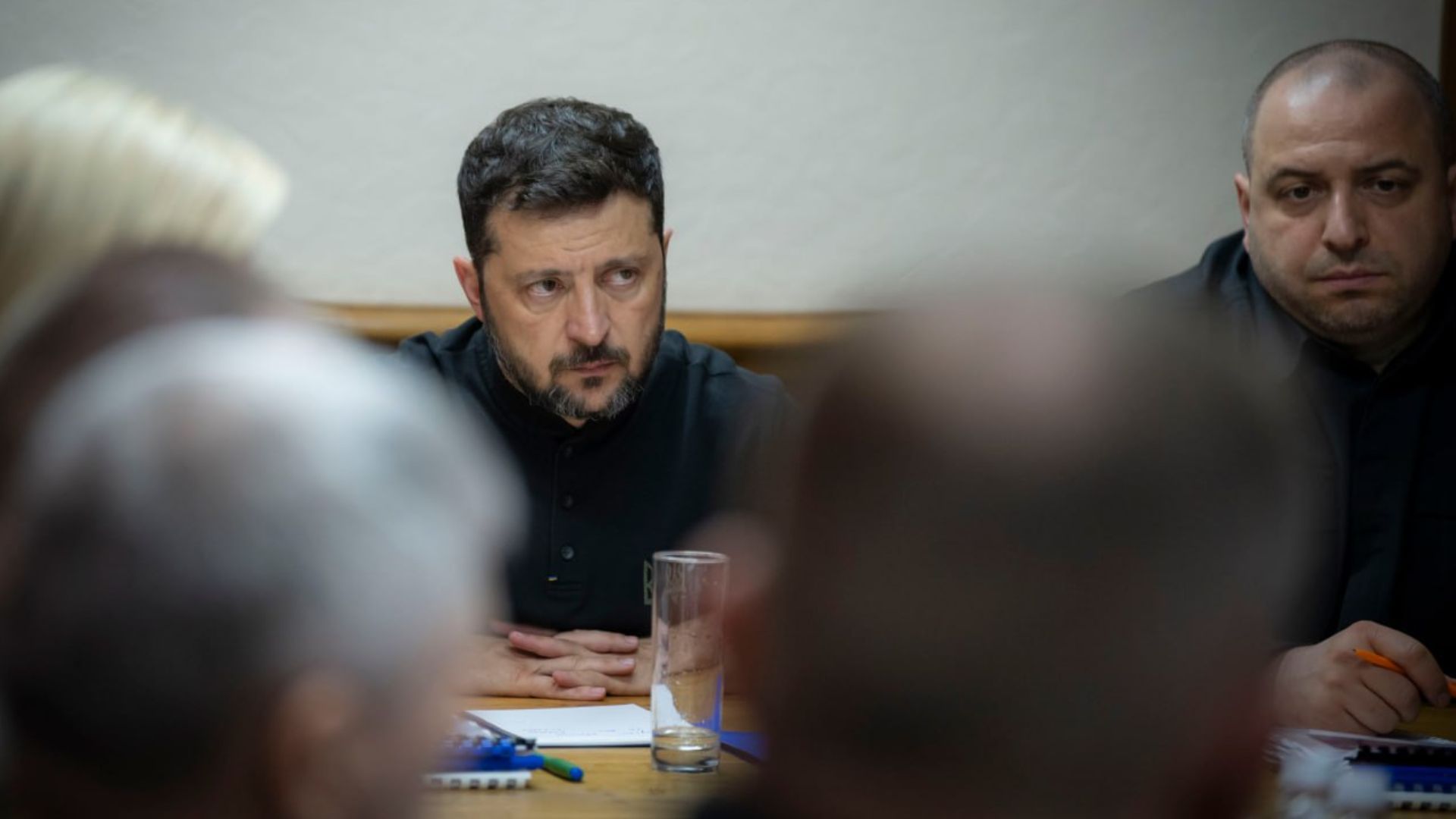 Зеленський провів нараду щодо обмінів полоненими Зеленський провів нараду щодо обмінів полоненими