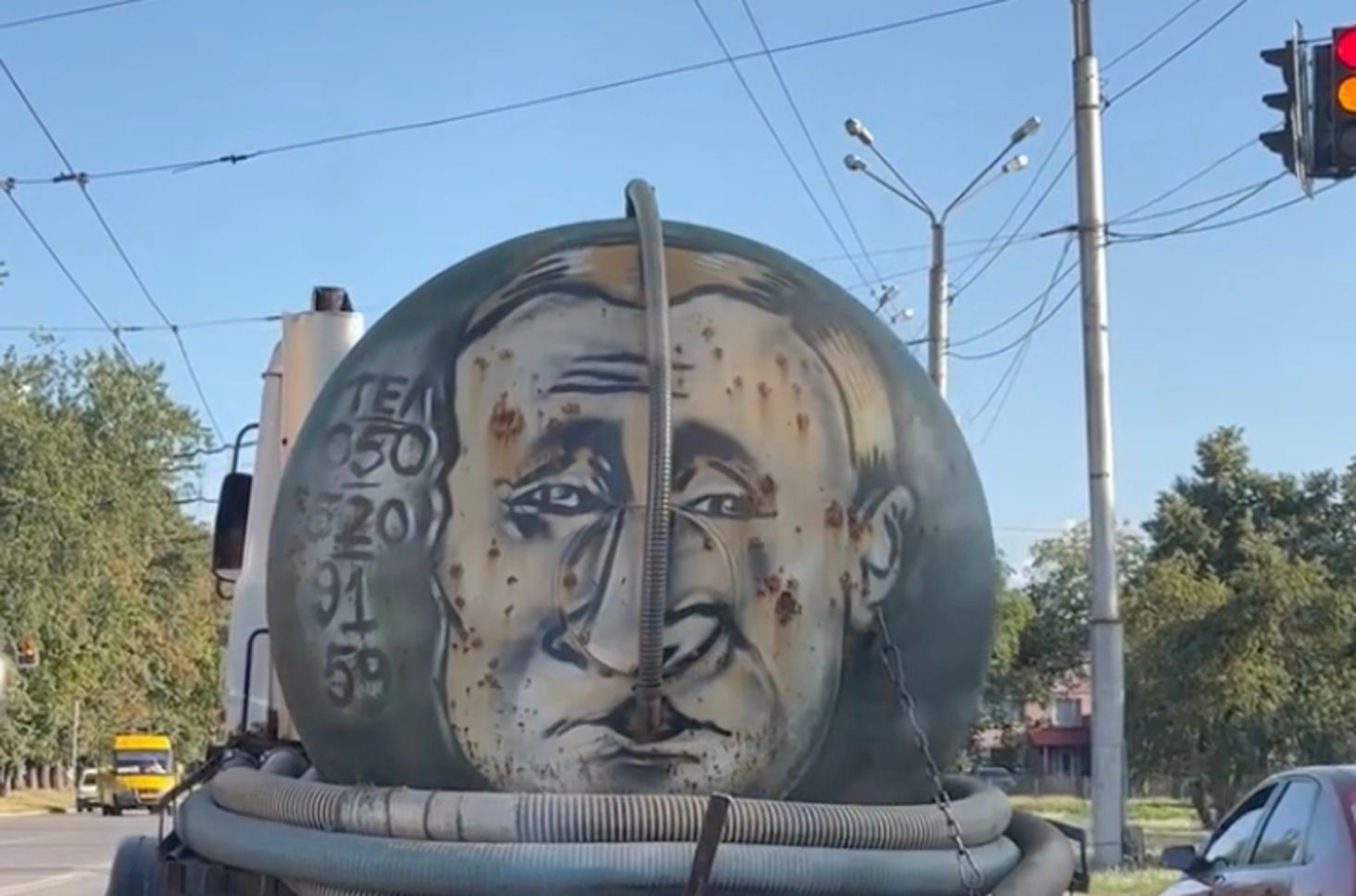 В Полтаве заметили машину для выкачки с Путиным - видео В Полтаве заметили машину для выкачки с Путиным - видео