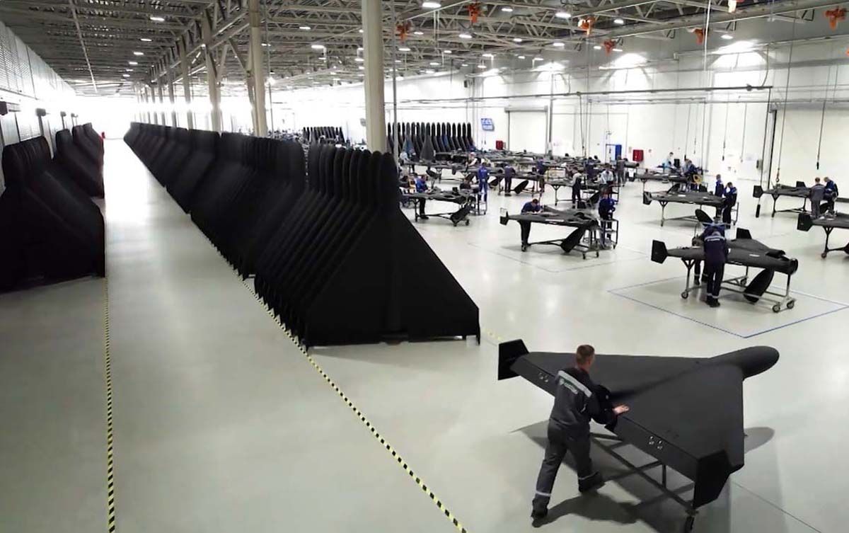 Процес виробницта дронів-камікадзе на заводі Алабуга в Татарстані Процес виробницта дронів-камікадзе на заводі Алабуга в Татарстані