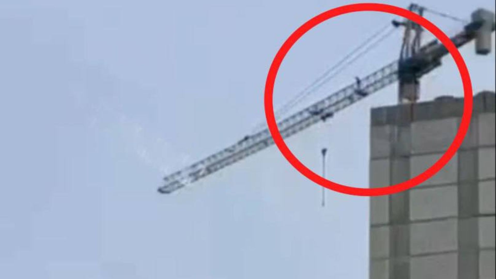 В Киеве трое подростков залезли на верхушку строительного крана - 24 Канал В Киеве трое подростков залезли на верхушку строительного крана - 24 Канал