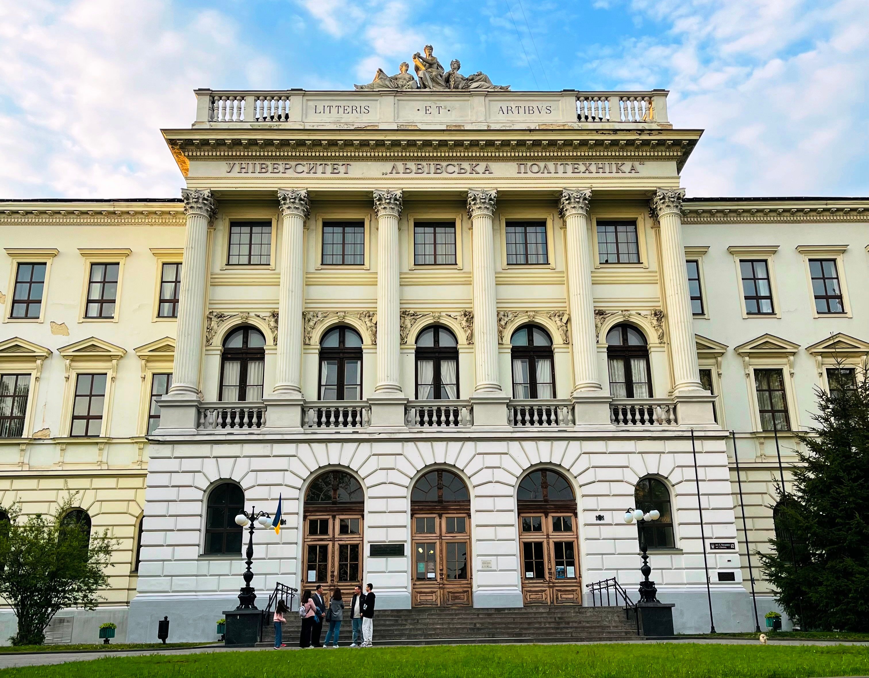 Львівська політехніка дозволила екскурсії вишем - як записати та які ціни Львівська політехніка дозволила екскурсії вишем - як записати та які ціни