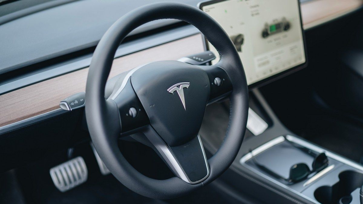 Новый Roadster от Tesla могут показать с функцией полета и уникальными характеристиками Новый Roadster от Tesla могут показать с функцией полета и уникальными характеристиками