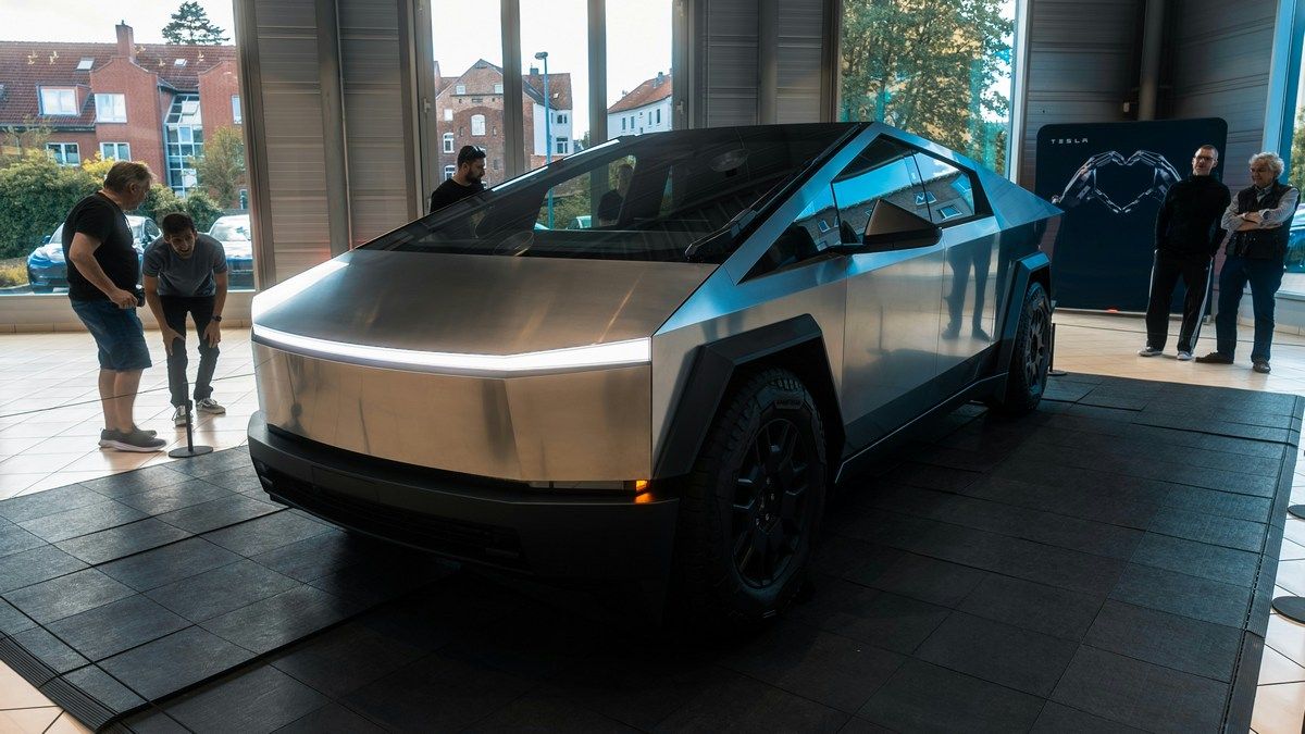 Чому співзасновник Tesla критикує Ілона Маска та стратегію компанії