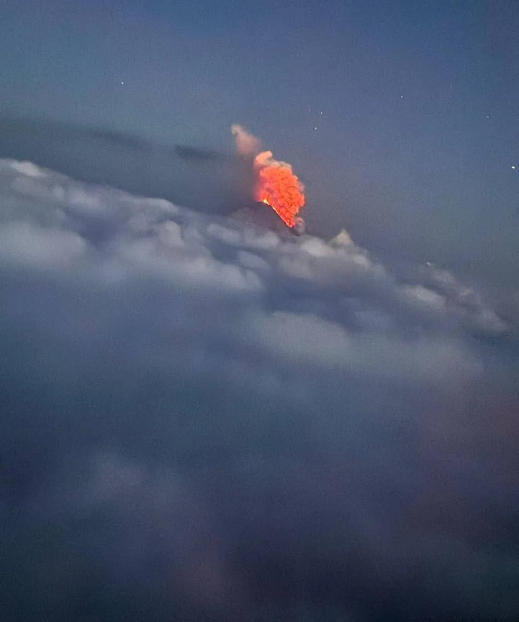 Вулкан Ключевська Сопка вивергається після землетрусу