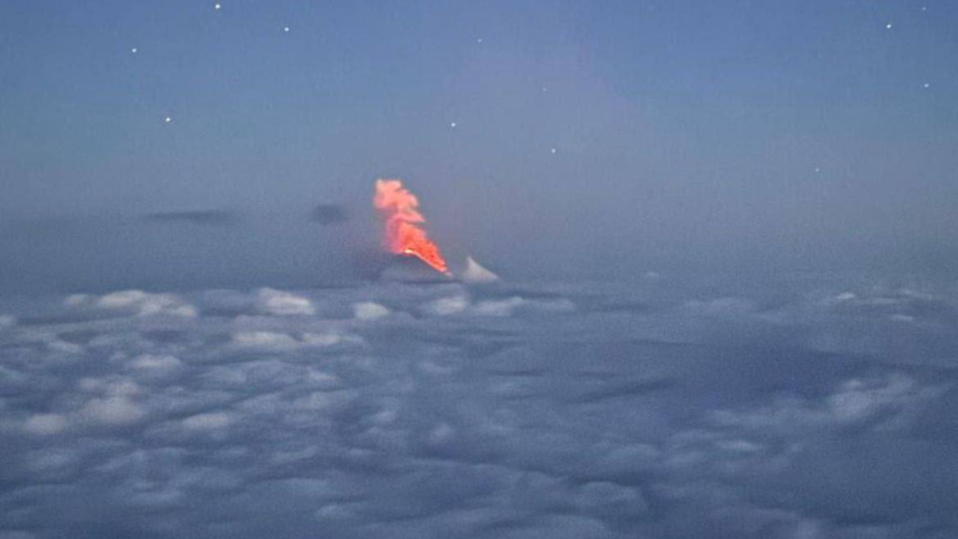 Вулкан Ключевская Сопка извергается после землетрясения Вулкан Ключевская Сопка извергается после землетрясения