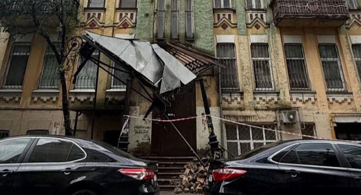 У Києві дерево пошкодило історичну будівлю Шмідт
