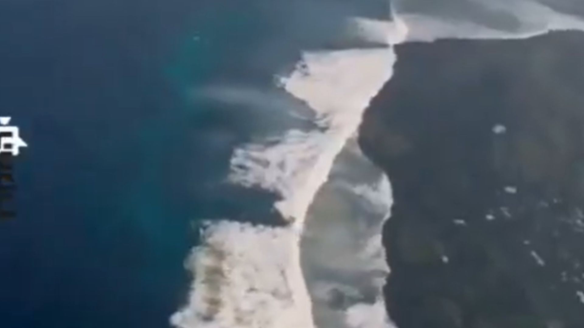 Цунами у побережья Гавайев после землетрясения