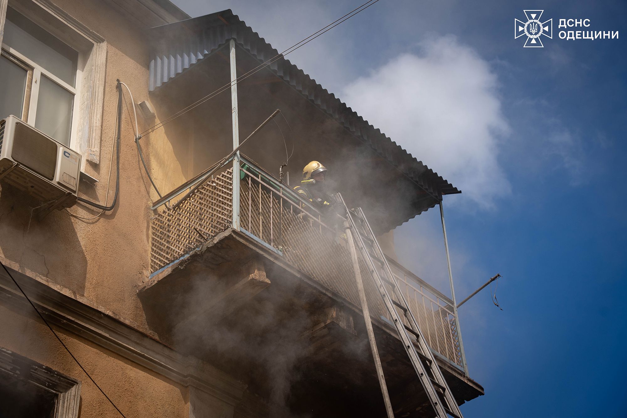 Спасатели в Одессе потушили пожар и спасли людей