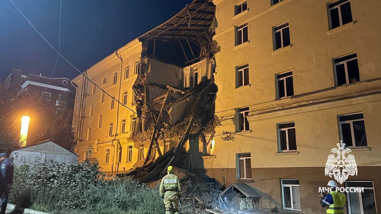 В Уфі обвалився фасад гуртожитку