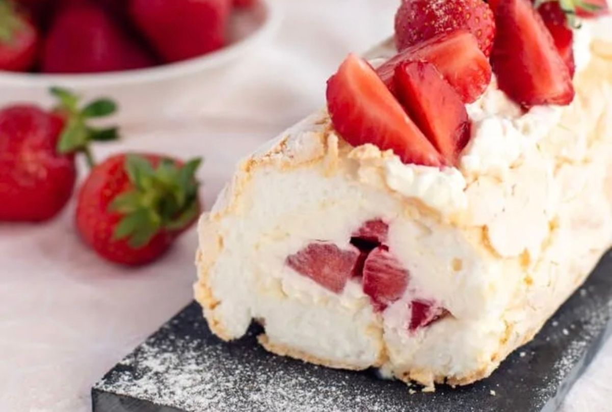 Меренговый рулет с клубникой Меренговый рулет с клубникой
