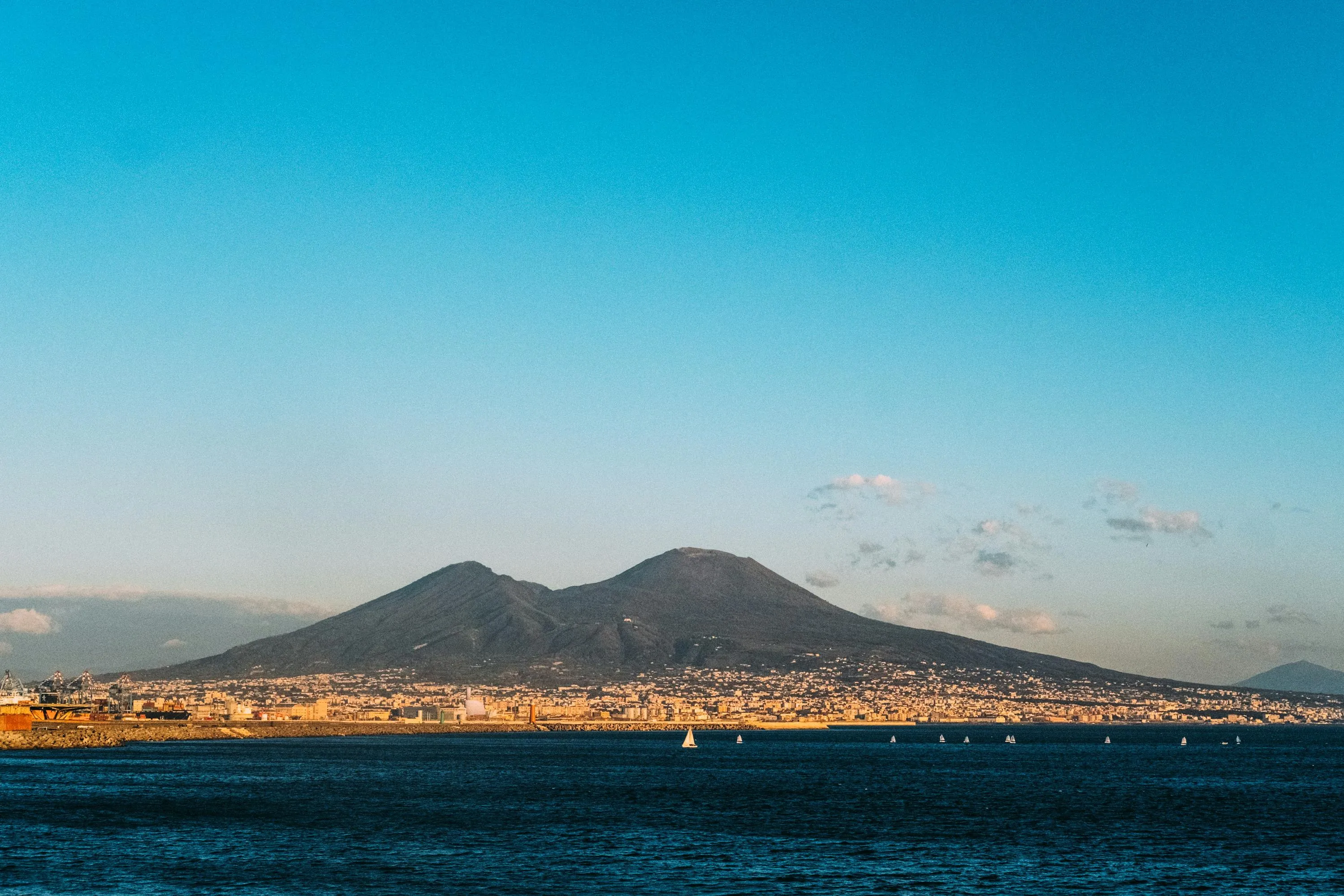 Везувій – один із найвідоміших вулканів світу Везувій – один із найвідоміших вулканів світу