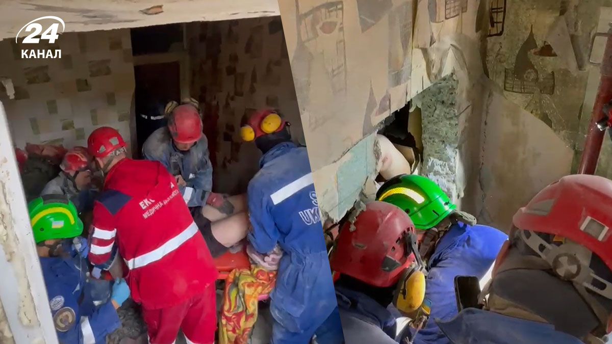 Спасатели показали, как вытаскивали мужчину из-под завалов разрушенного подъезда в Киеве - 24 Канал