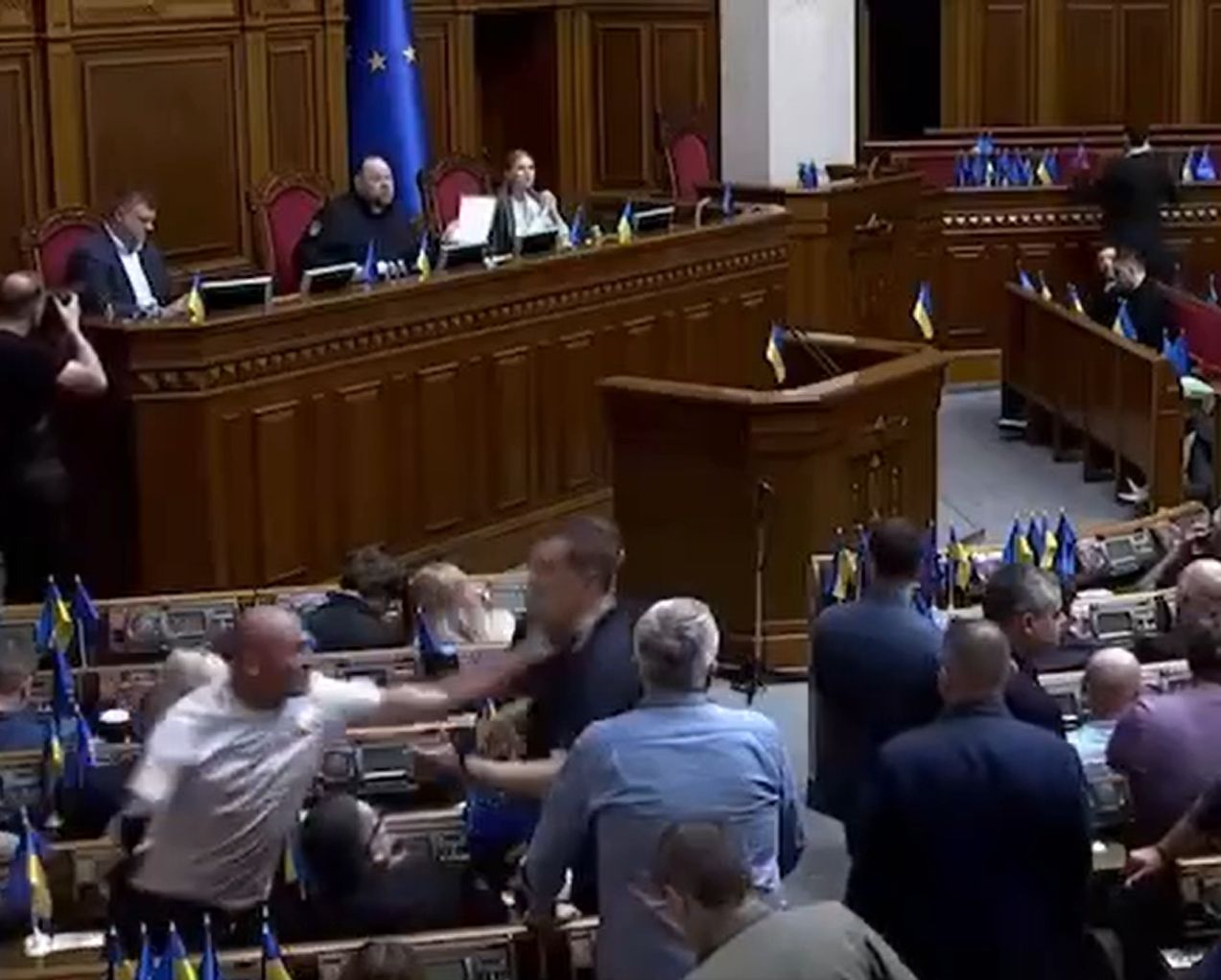 У Раді відбулася сутичка між депутатами У Раді відбулася сутичка між депутатами