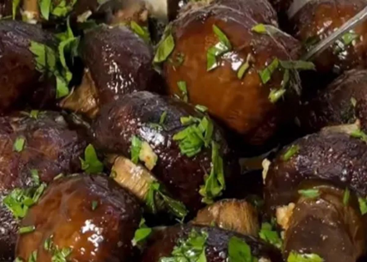 Шампиньоны с соевым соусом и чесноком Шампиньоны с соевым соусом и чесноком