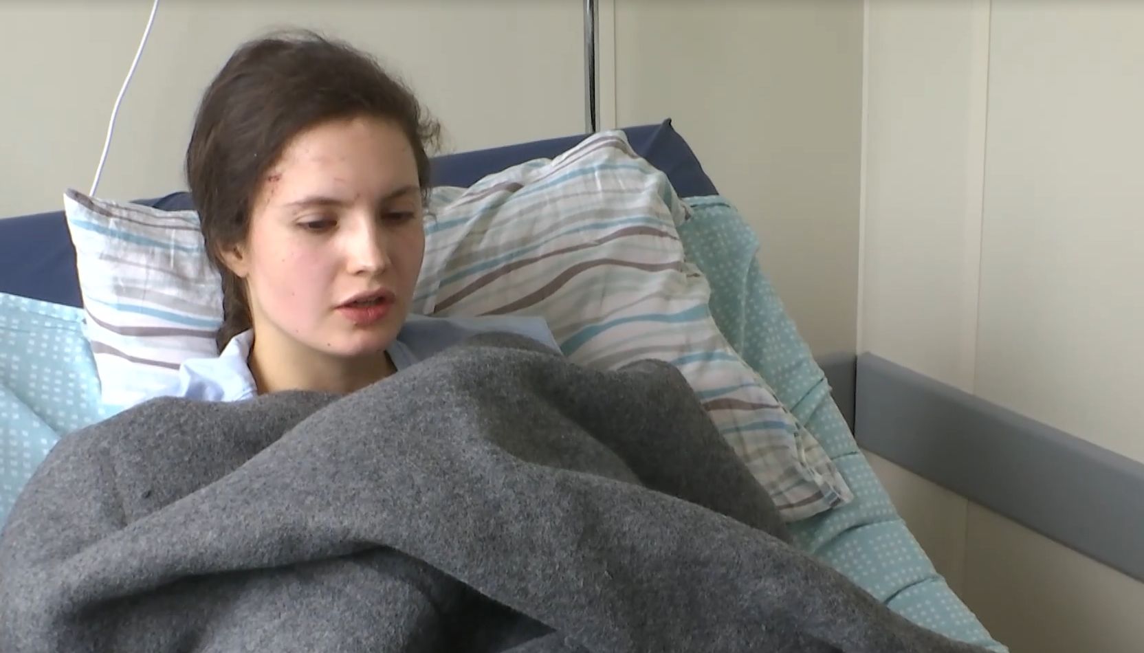 Дівчина вилетіла з дев’ятого поверху під час обстрілу Києва Дівчина вилетіла з дев’ятого поверху під час обстрілу Києва