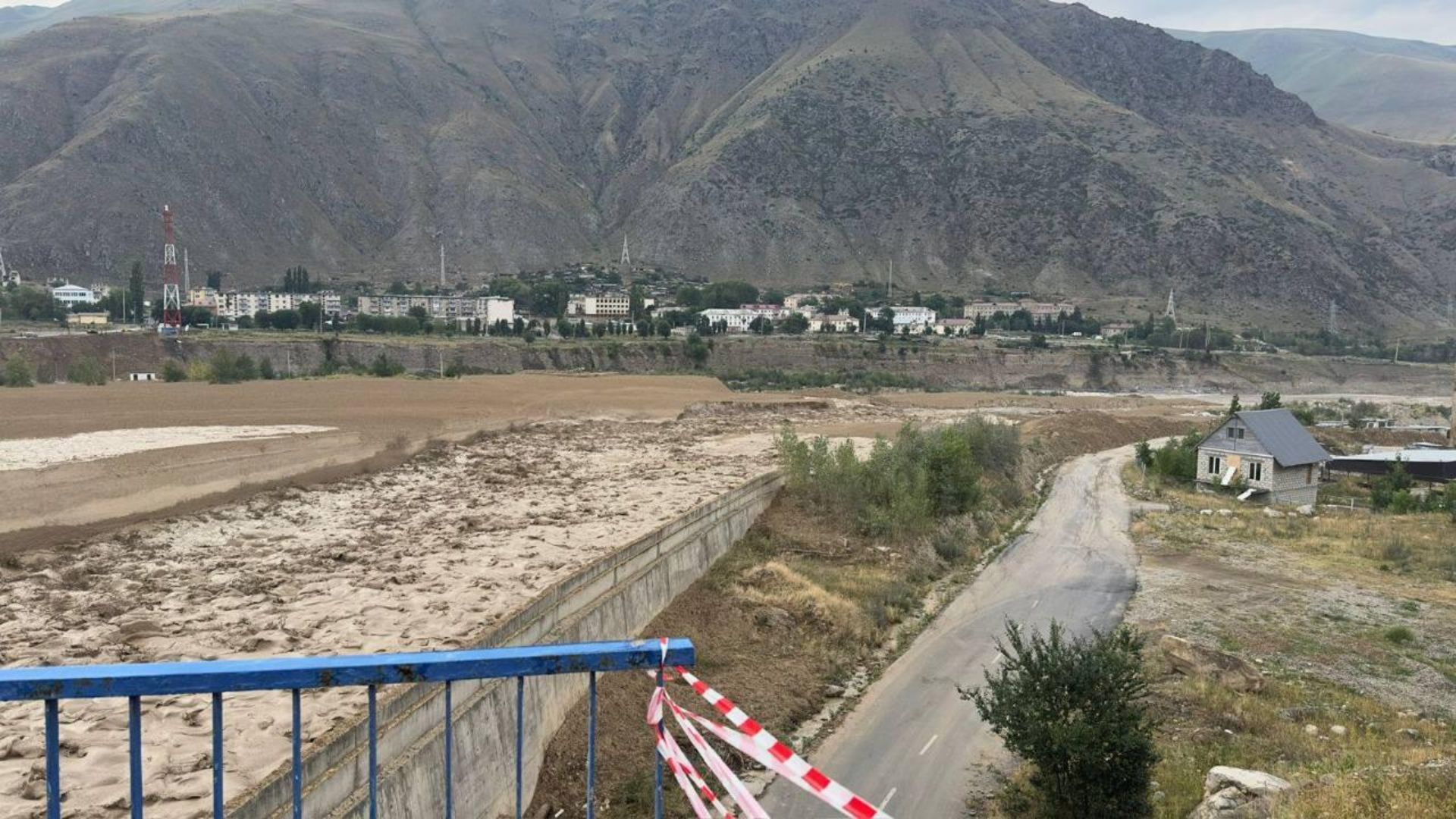Селевий потік після зливи у Тирниаузі Селевий потік після зливи у Тирниаузі