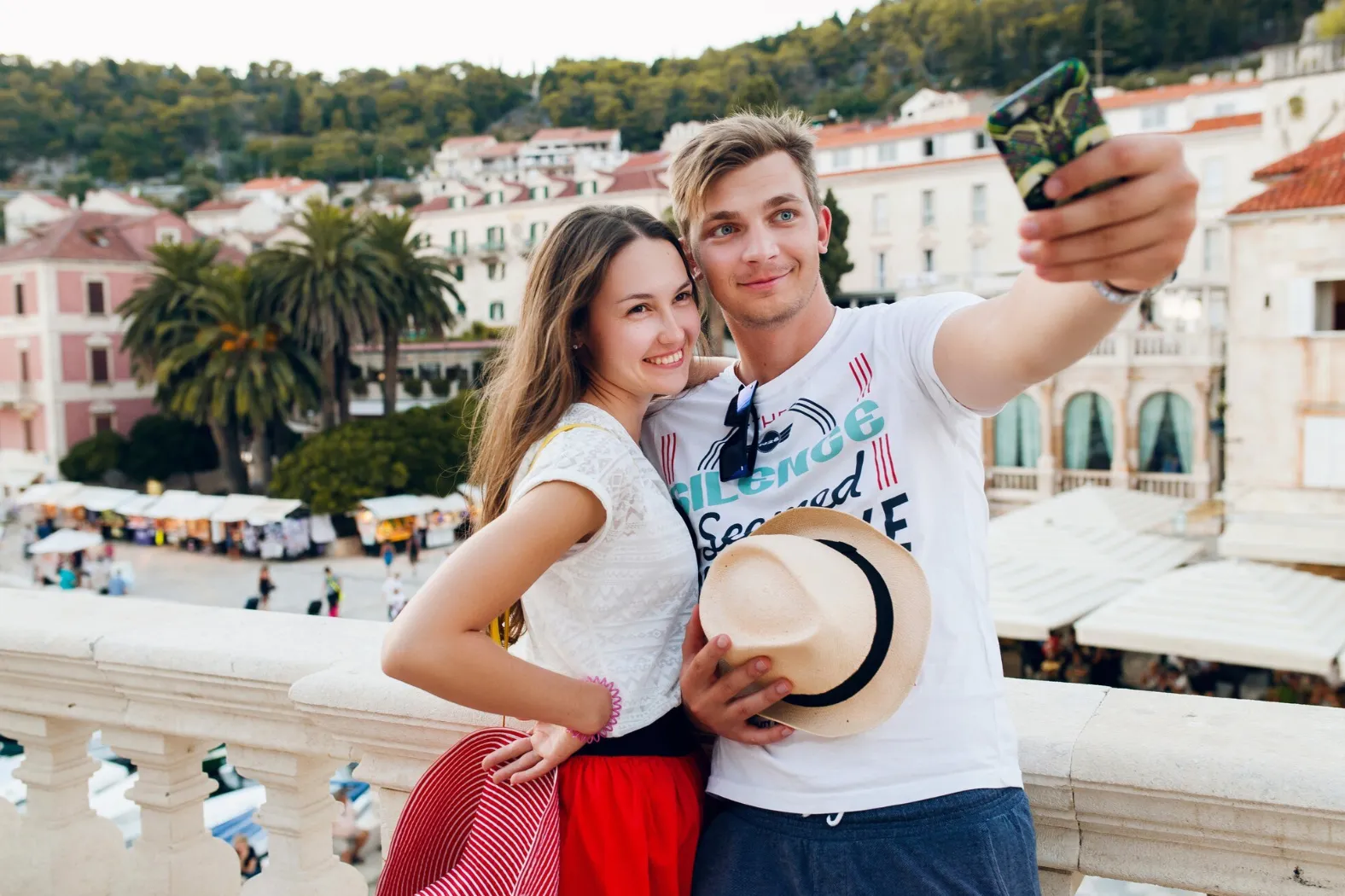 Парень и девушка делают селфи в Хорватии Парень и девушка делают селфи в Хорватии