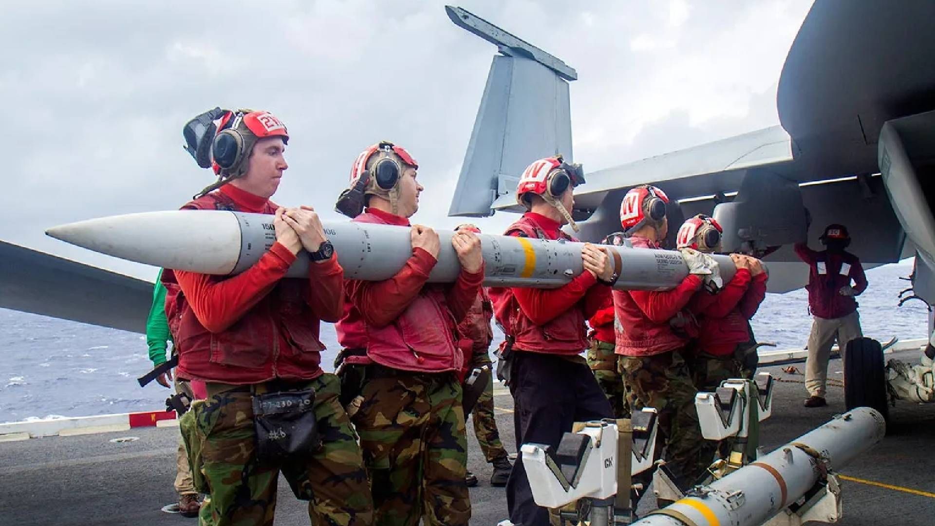 Ракеты AMRAAM использует F-16 Ракеты AMRAAM использует F-16