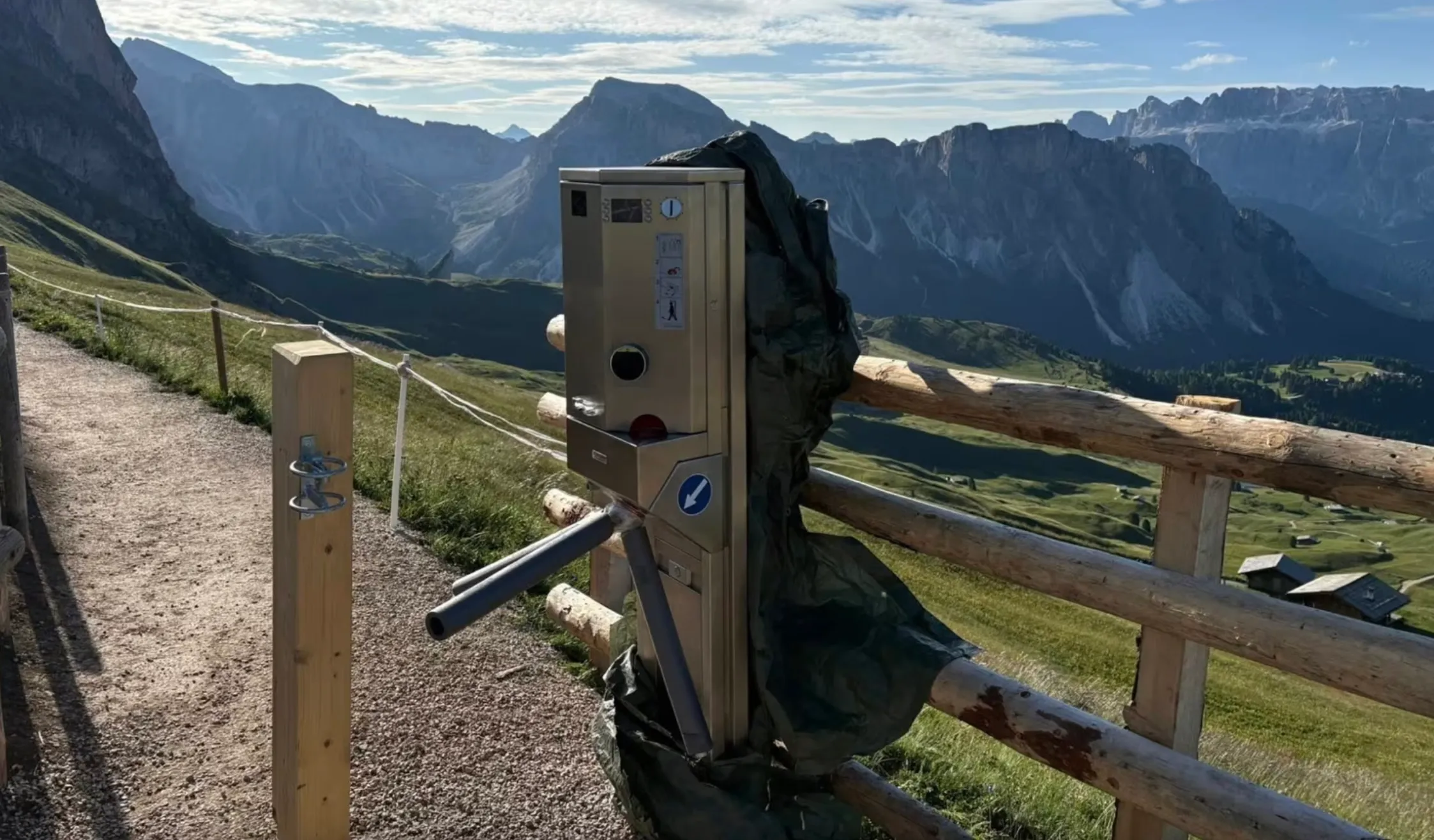 В Доломитах местные установили турникеты