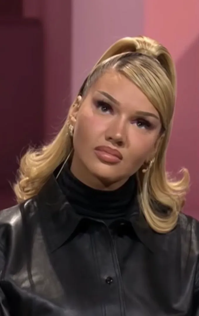 Зализані хвости і пучки можуть дещо округлити обличчя Зализані хвости і пучки можуть дещо округлити обличчя