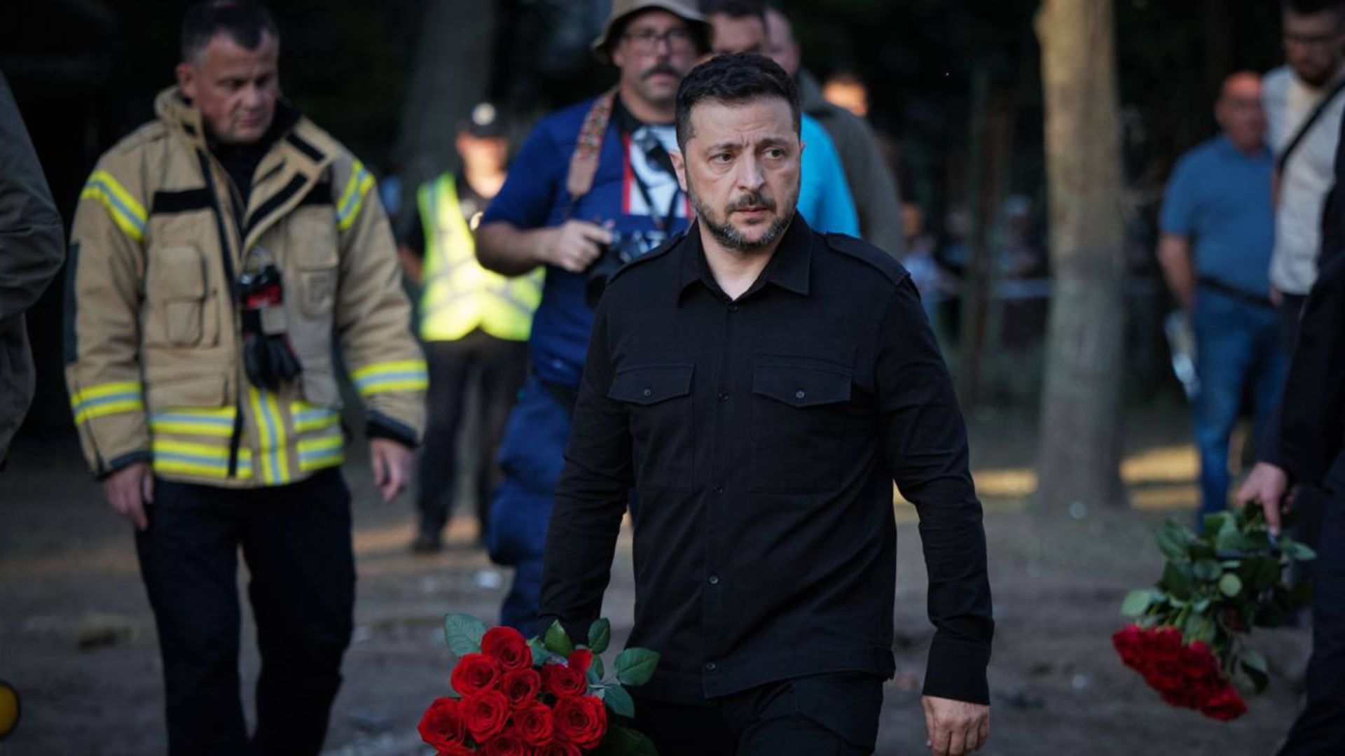 Зеленский на месте российского удара в Киеве Зеленский на месте российского удара в Киеве