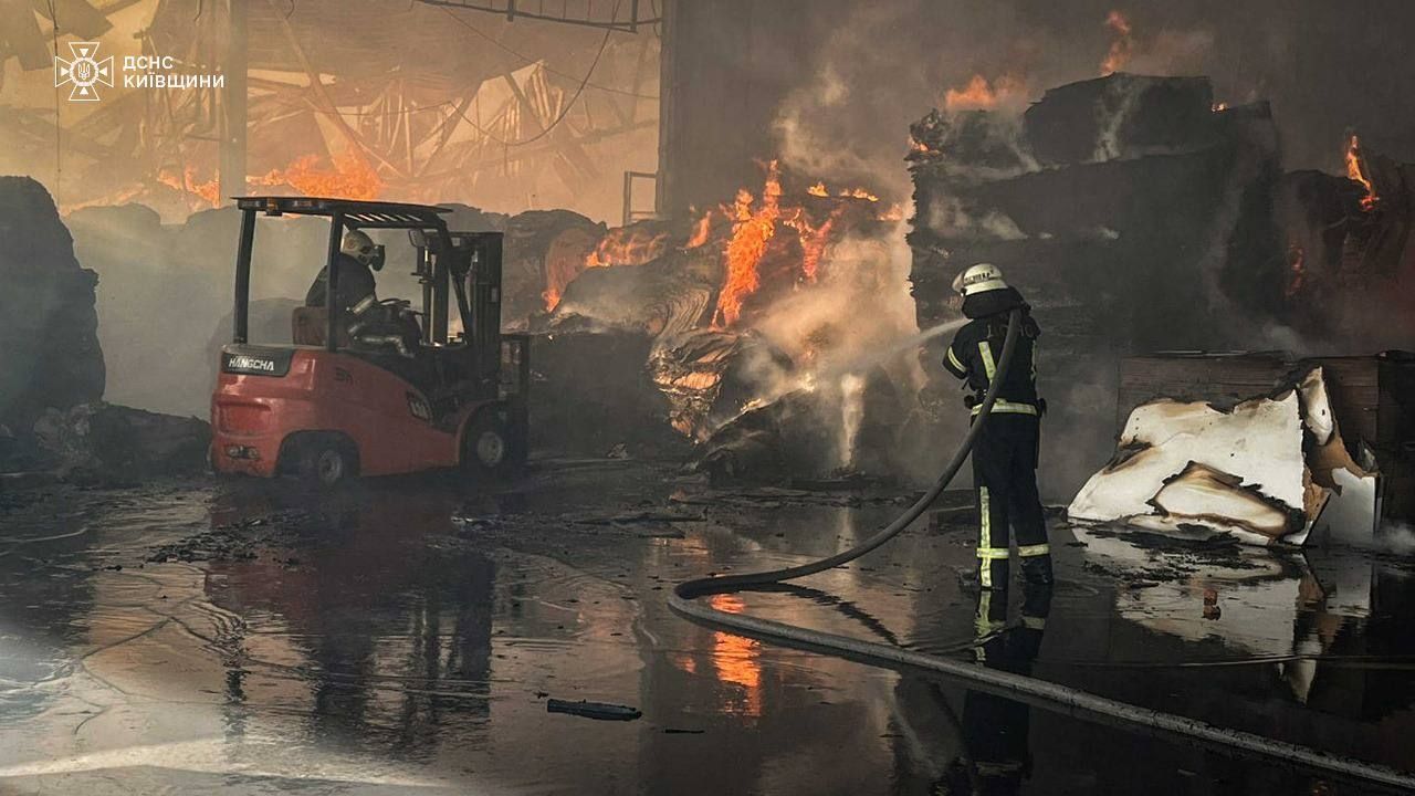 Понад добу тривала ліквідація пожежі після обстрілу Білої Церкви Понад добу тривала ліквідація пожежі після обстрілу Білої Церкви