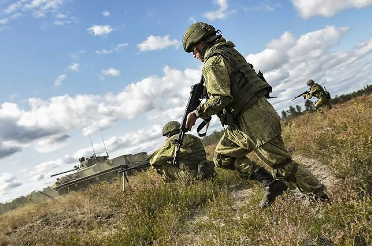 Российские оккупанты с оружием в руках Российские оккупанты с оружием в руках