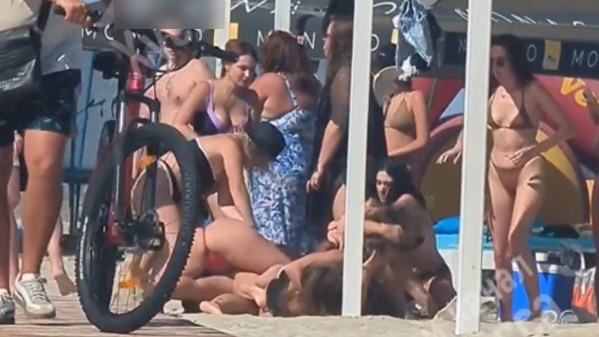 Массовая драка девушек на пляже в Одессе Массовая драка девушек на пляже в Одессе