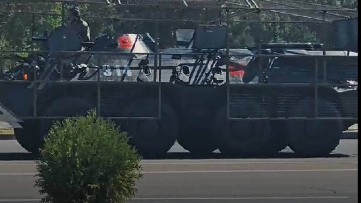 У Гомелі помітили БТРи з червоними квадратами - 24 Канал У Гомелі помітили БТРи з червоними квадратами - 24 Канал