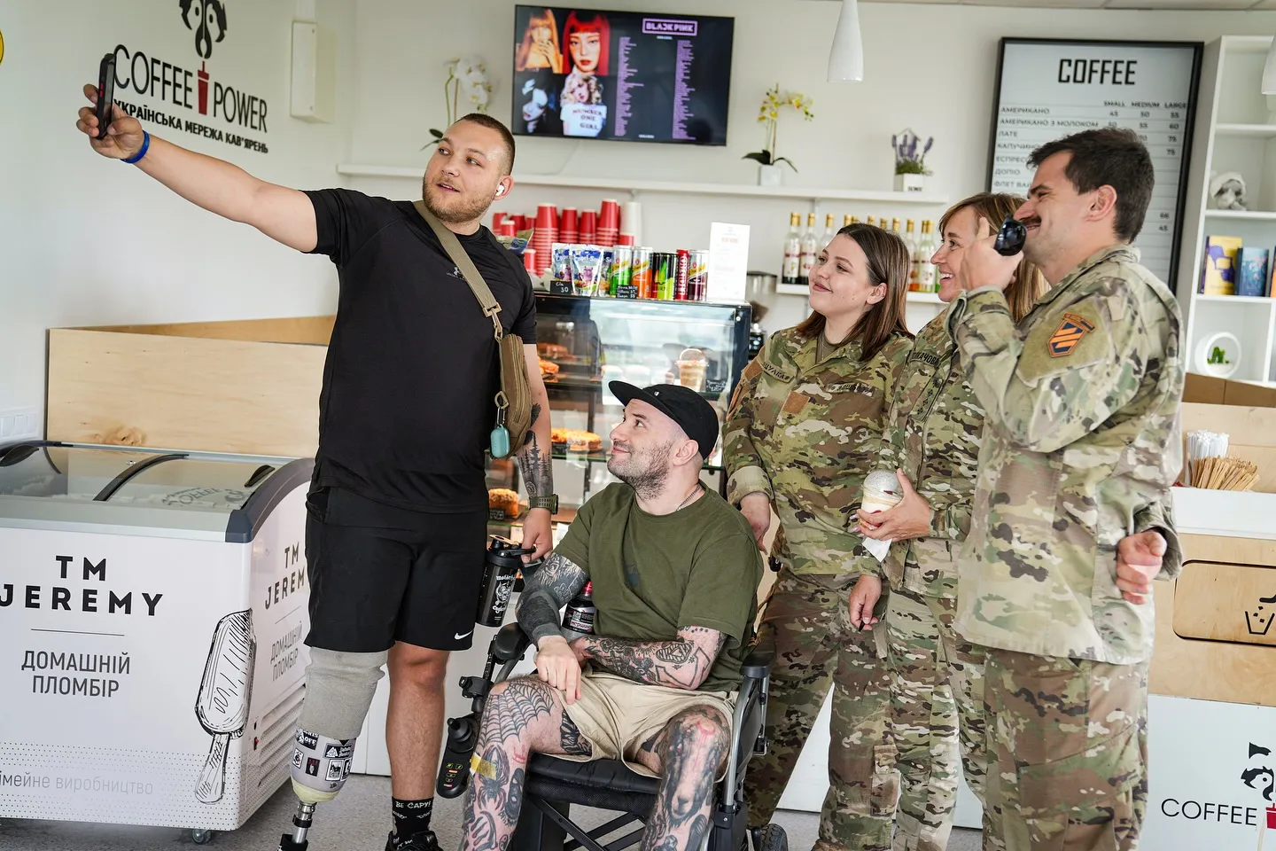 Представители Ангелов с раненым бойцом на реабилитации