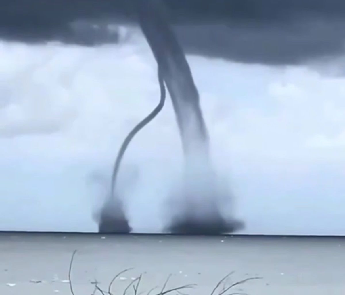 Знамение с неба: у побережья Сочи заметили огромные торнадо - 24 Канал Знамение с неба: у побережья Сочи заметили огромные торнадо - 24 Канал