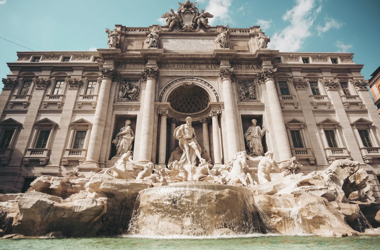 Фонтан Треви в Риме, где часто ходят карманники Фонтан Треви в Риме, где часто ходят карманники