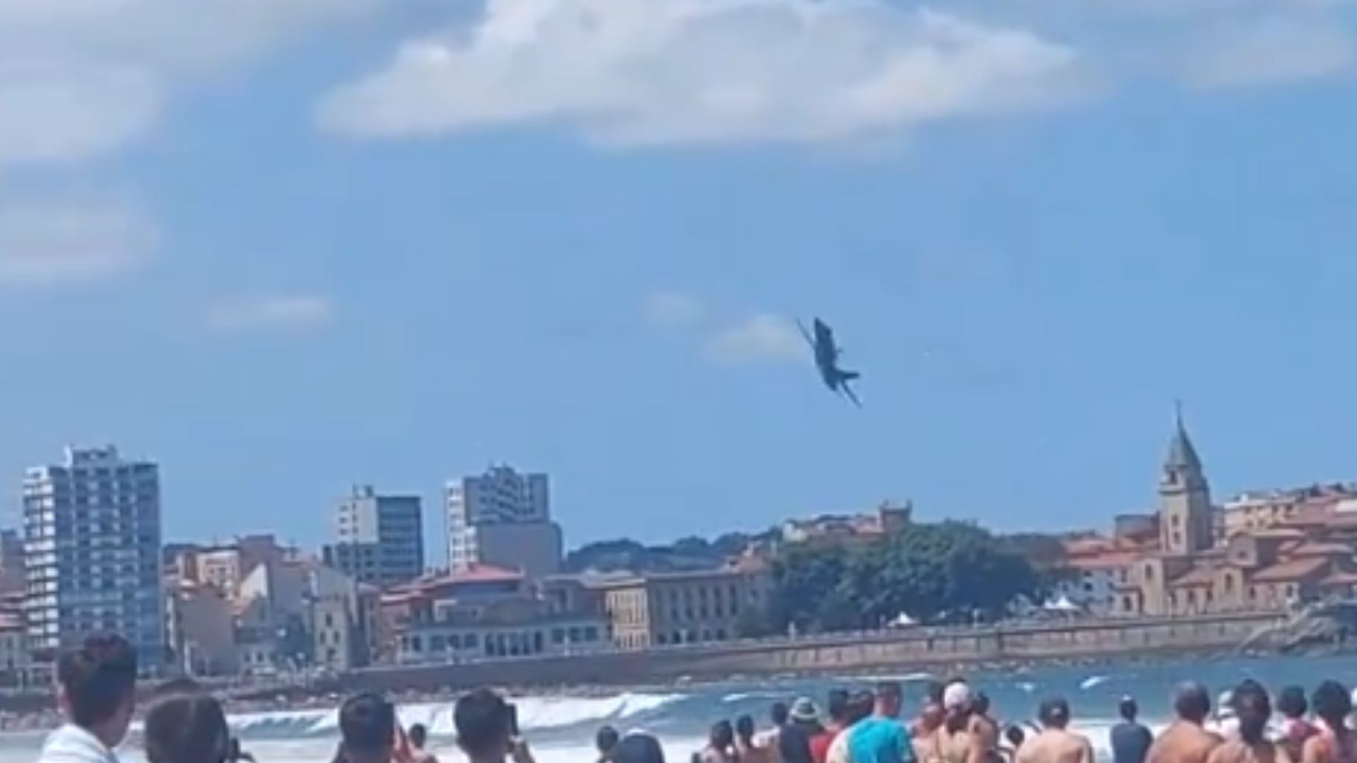 Истребитель пролетает низко над пляжем Истребитель пролетает низко над пляжем