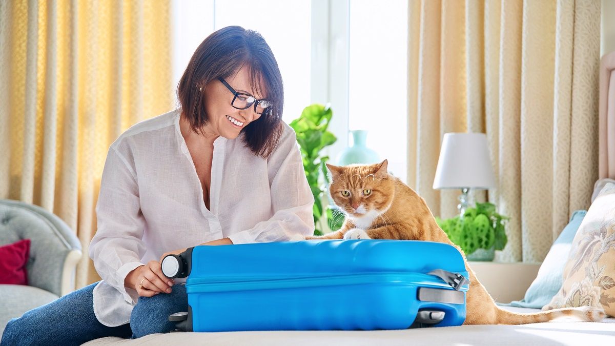 Жінка пакує валізу