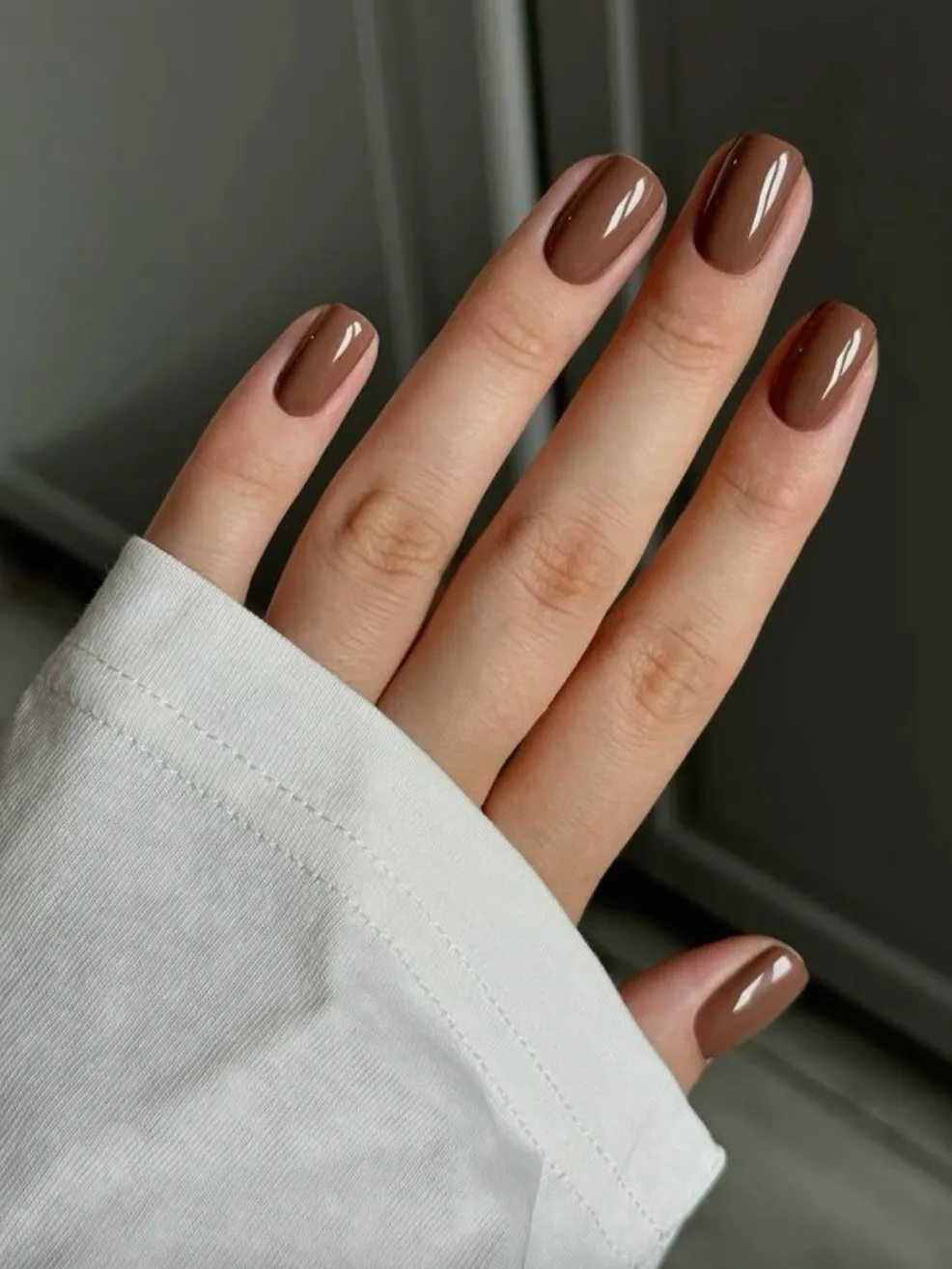 Восени 2025 трендовим буде шоколадний манікюр Восени 2025 трендовим буде шоколадний манікюр