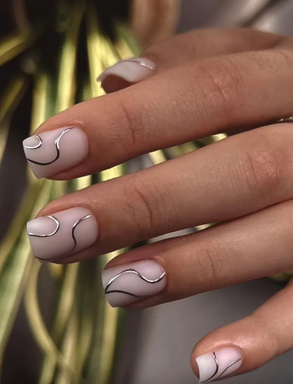 Абстрактні візерунки на нігтях - тренд осені 2025 Абстрактні візерунки на нігтях - тренд осені 2025