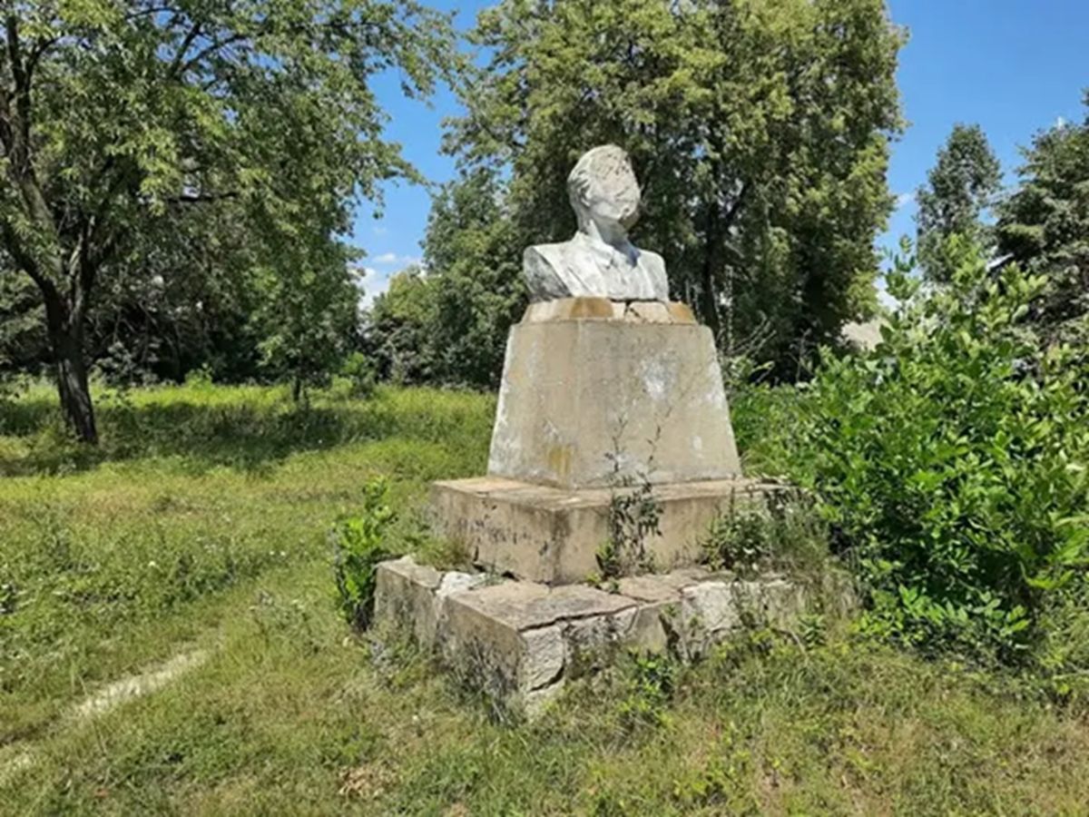 В Хмельницкой области демонтировали последний в Украине памятник Ленину В Хмельницкой области демонтировали последний в Украине памятник Ленину