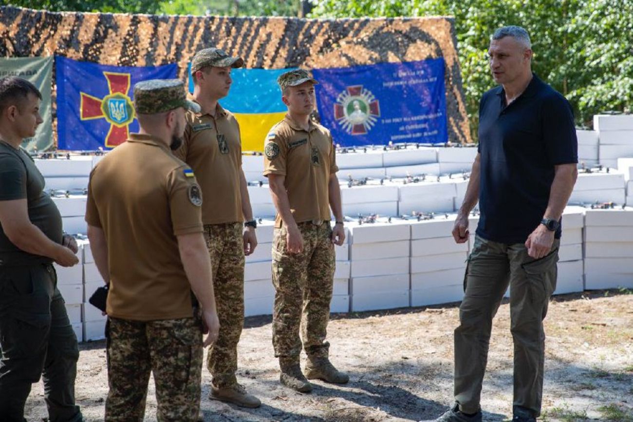 Кличко передав безпілотники героям