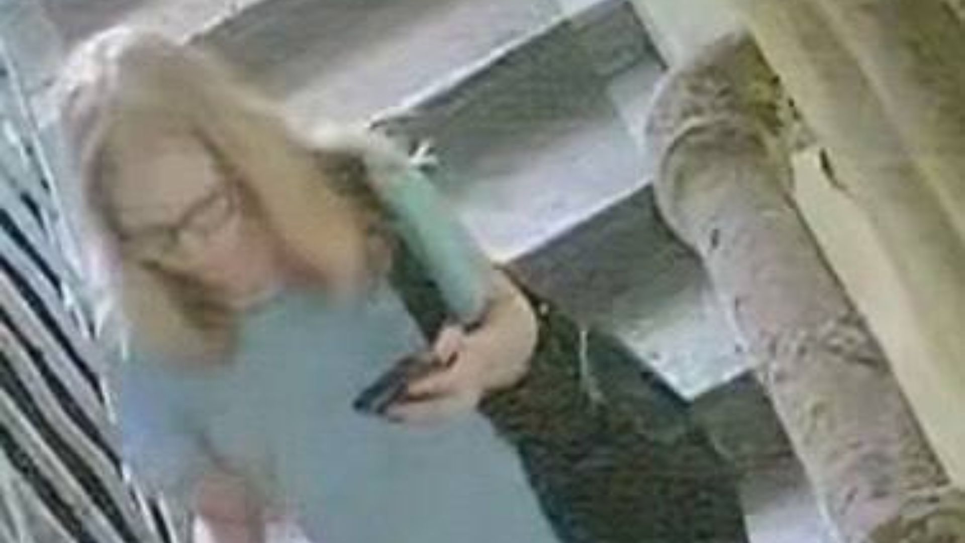 Женщина оставляет фекалии на полу в подъездах Женщина оставляет фекалии на полу в подъездах