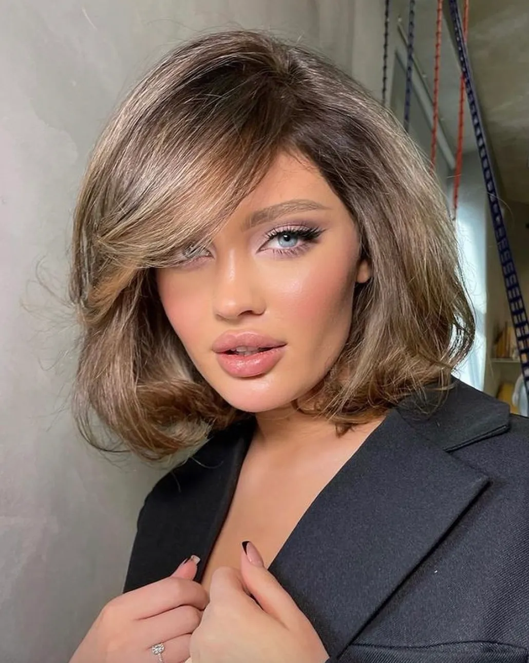 Круглому обличчю личитиме косий чубчик Круглому обличчю личитиме косий чубчик