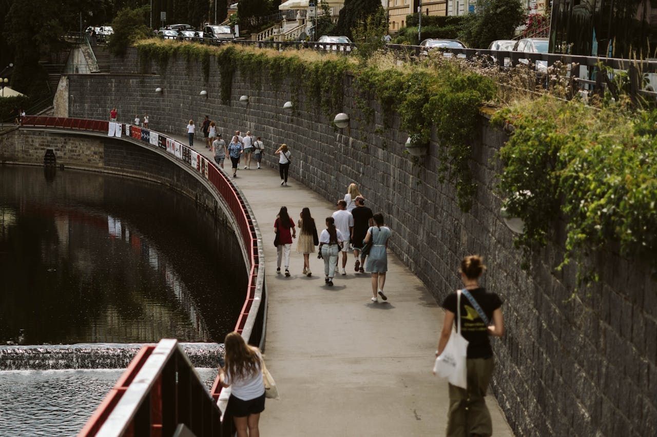 Люди гуляють по Празі