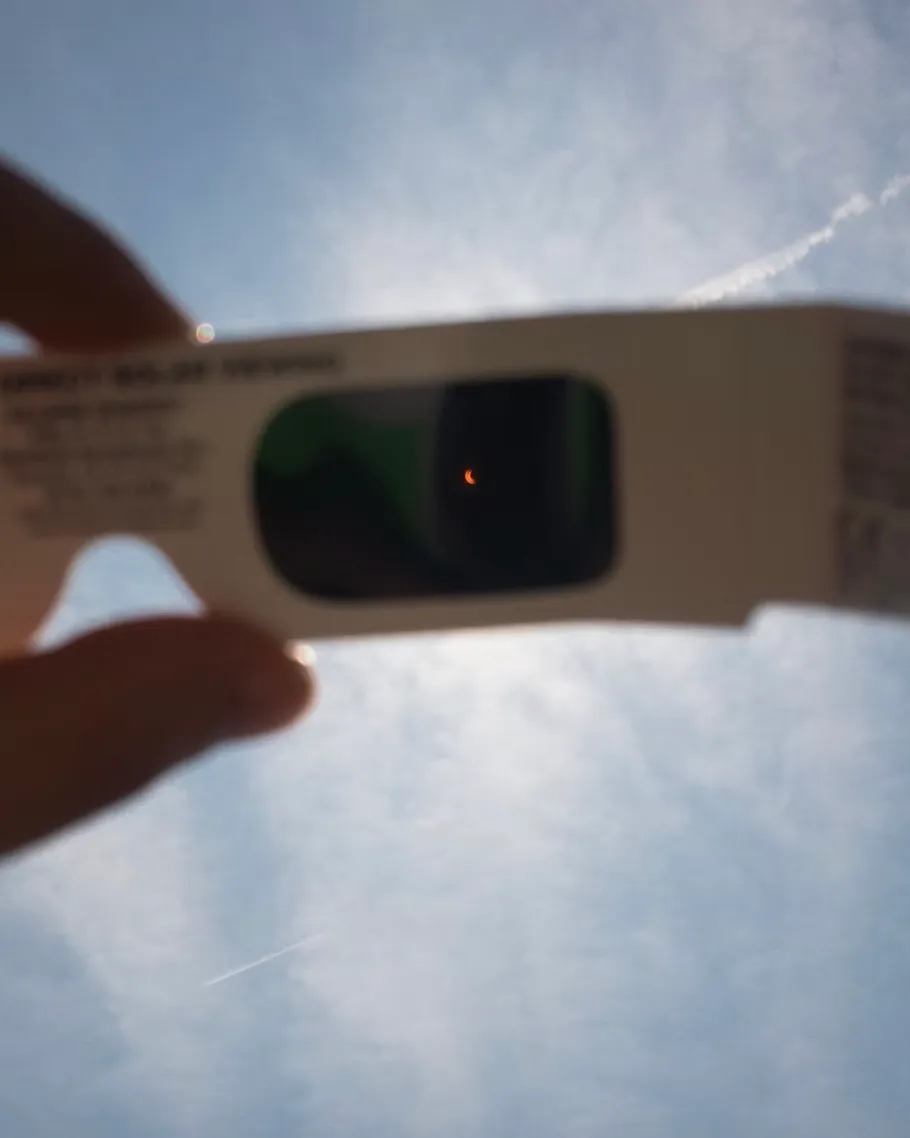 За солнечным затмением следует наблюдать в специальных очках За солнечным затмением следует наблюдать в специальных очках