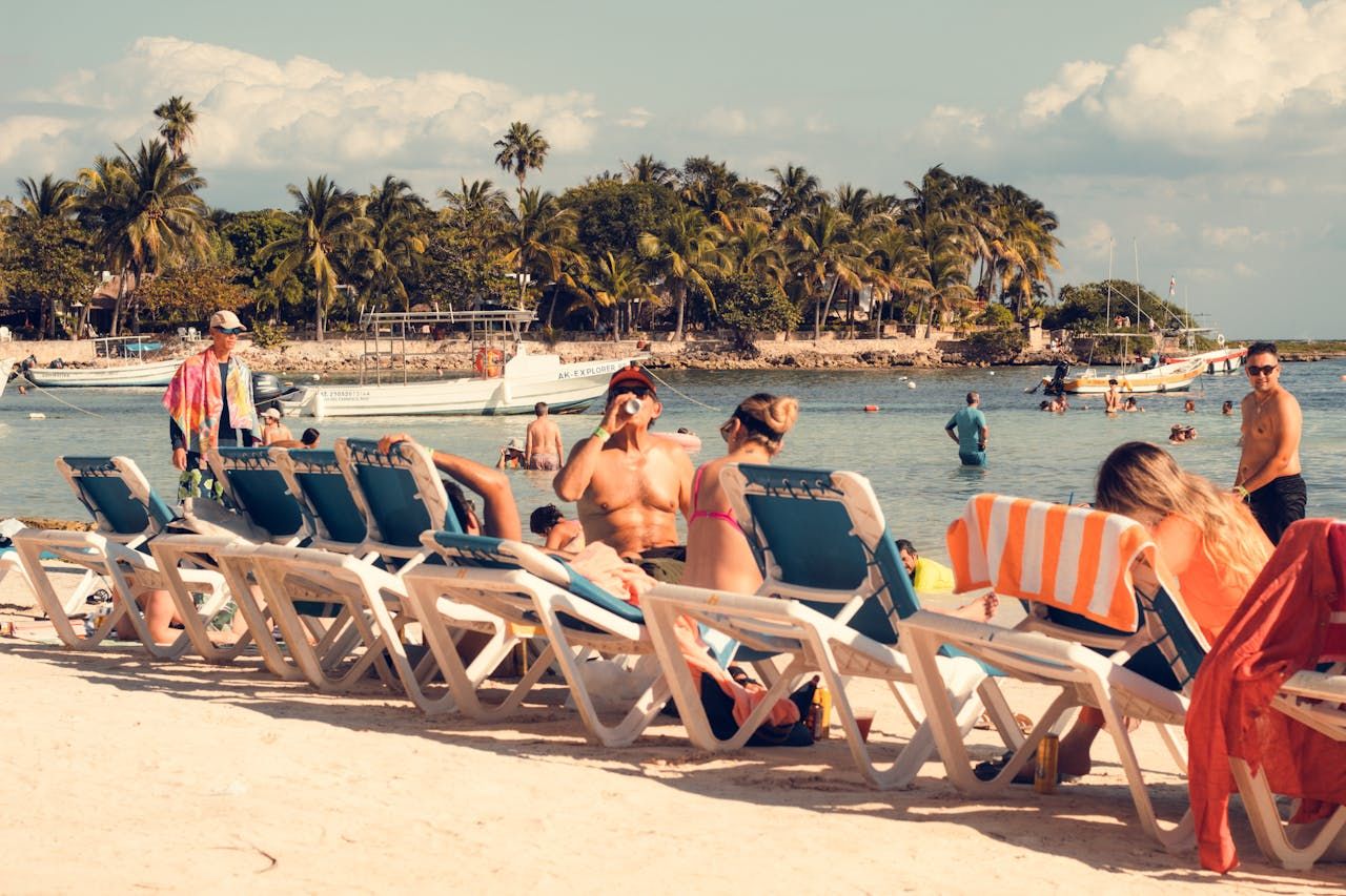 Пляж із шезлонгами Пляж із шезлонгами