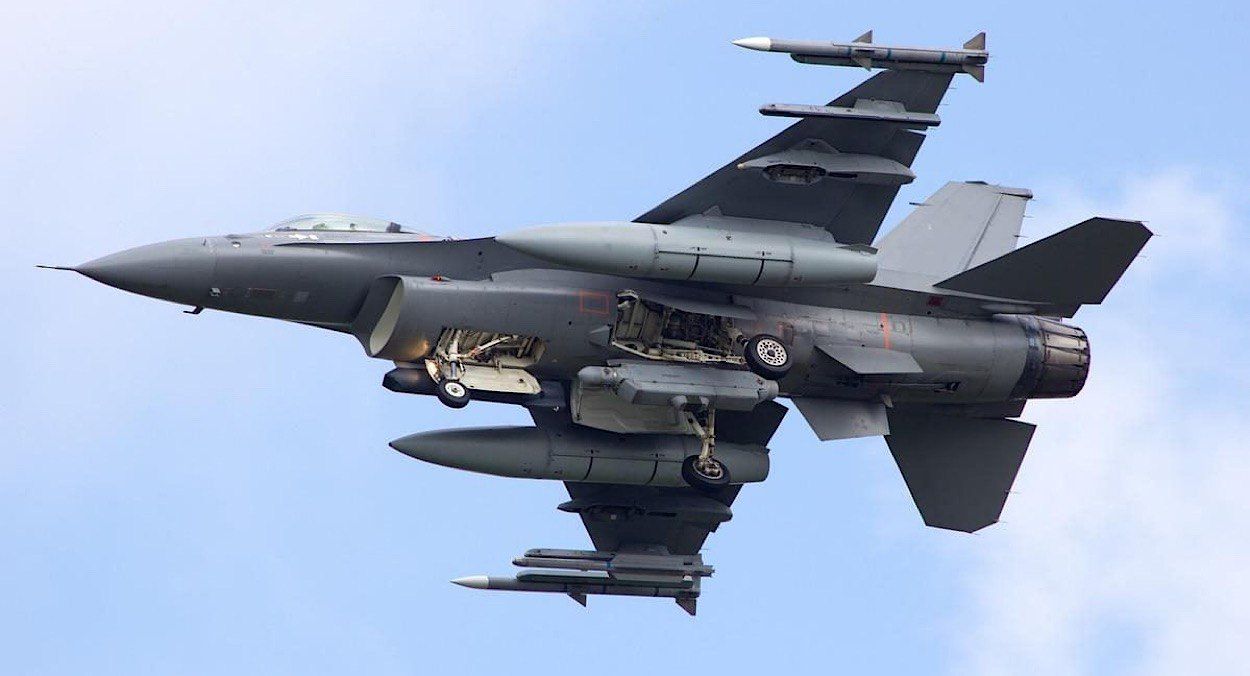 Румыния подняла в небо F-16 Румыния подняла в небо F-16