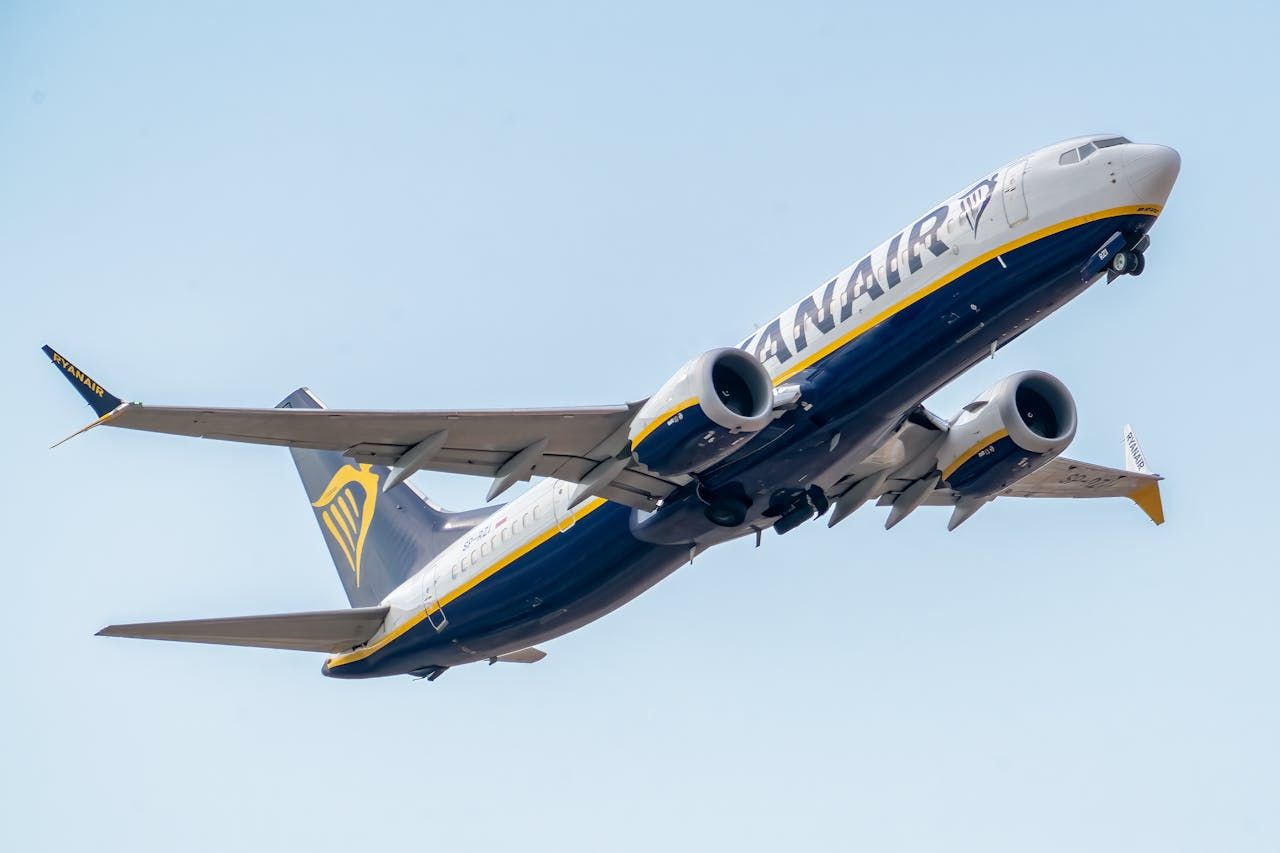 Самолет Ryanair в небе