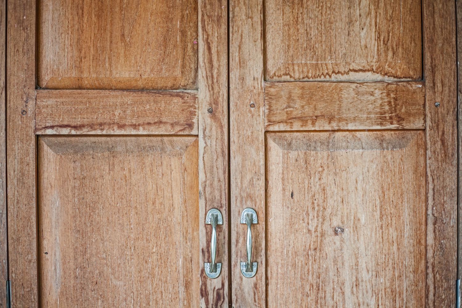 Повідомлення було видряпане у старій шафі