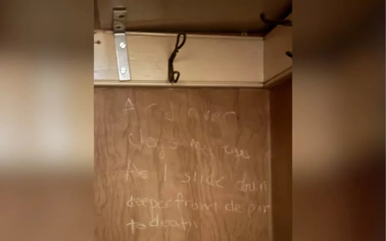 Сообщение в шкафу