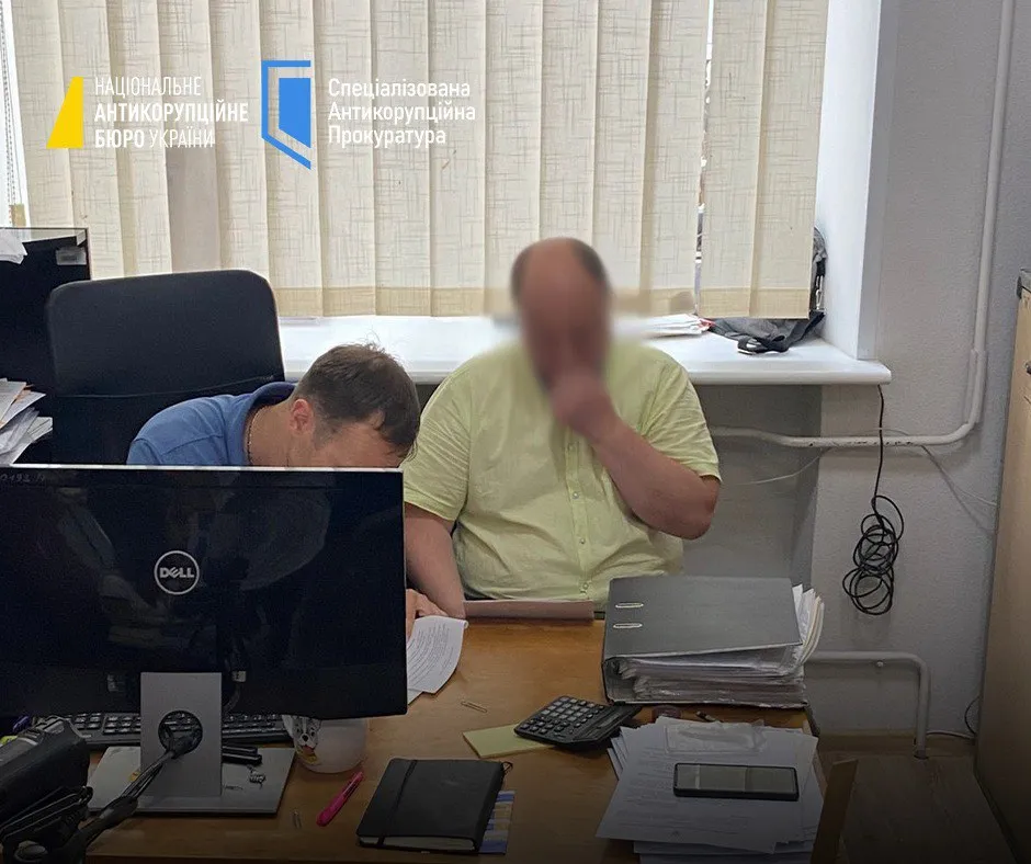 Двое мужчин за столом Двое мужчин за столом